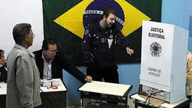 Cierran los colegios electorales para los comicios municipales en Brasil