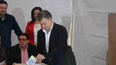 Santos dice al votar que el plebiscito puede cambiar la historia de Colombia