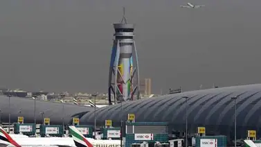 Un dron paraliza el aeropuerto de Dubái durante media hora Un dron paraliza el aeropuerto de Dubái durante media hora