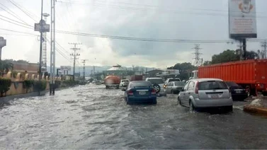 Fuerte lluvia genera inundación y congestión en La Encrucijada hacia Cagua