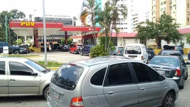 Escasez de combustible en Valencia generó largas colas en gasolineras