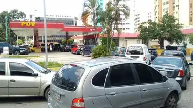 Escasez de combustible en Valencia generó largas colas en gasolineras Escasez de combustible en Valencia generó largas colas en gasolineras