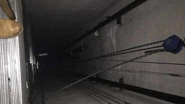 Ascensor se desploma del piso 19 y deja cinco muertos en Moscú