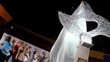 Este es el monumento a la paz que fue develado en la plaza Candelaria (+Fotos)