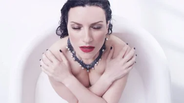 Laura Pausini aparece desnuda en su nuevo clip (+Video)
