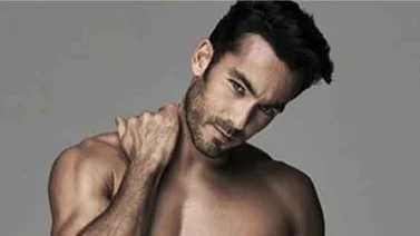 Aarón Díaz se quitó la ropa y encendió las redes (+Fotos y video)