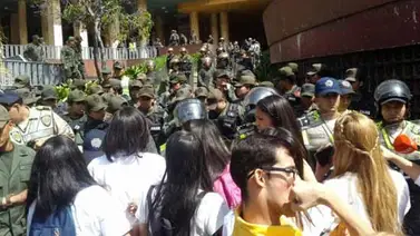 Sacan "a empujones" a Lilian Tintori y Patricia de Ceballos del CNE en Caracas (+ Fotos y Videos) Sacan "a empujones" a Lilian Tintori y Patricia de Ceballos del CNE en Caracas (+ Fotos y Videos)