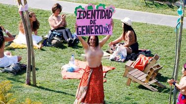 Con torsos desnudos chilenas demandan igualdad de derechos (+Fotos)