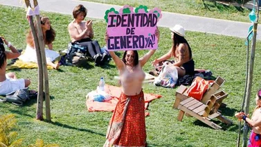 Con torsos desnudos chilenas demandan igualdad de derechos (+Fotos)