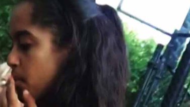 Desatada hija de Barack y Michelle: ¿Qué estará fumando Malia Obama?