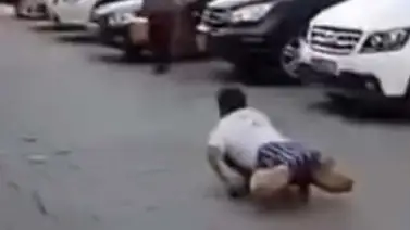 Mendigo fingía no tener piernas y descubren su engaño (+Video) Mendigo fingía no tener piernas y descubren su engaño (+Video)