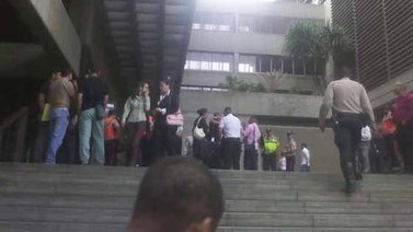 Un muerto y dos heridos tras irrupción de hombre armado en el BCV (+Fotos)