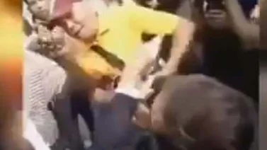 Reportero de Televen lanzó micrófono a un seguidor del oficialismo (+Video)