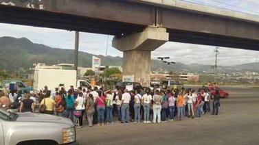 Docentes trancan la intercomunal Guarenas-Guatire por protesta