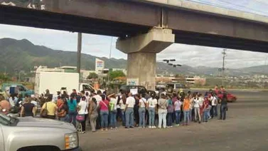 Docentes trancan la intercomunal Guarenas-Guatire por protesta