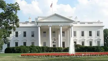 Mujer causa alerta en la Casa Blanca tras lanzar algo por la reja Mujer causa alerta en la Casa Blanca tras lanzar algo por la reja