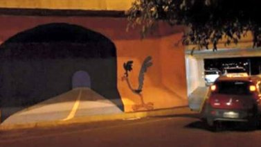 Hombre choca contra una pared que tenía pintado un túnel
