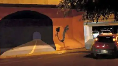 Hombre choca contra una pared que tenía pintado un túnel Hombre choca contra una pared que tenía pintado un túnel