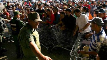 Funcionarios de seguridad evitan saqueo en San Bernardino con bombas lacrimógenas (+Video)