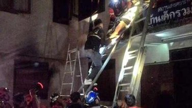 Incendio en un internado mata a 18 niñas en Tailandia