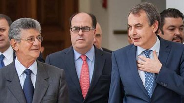 Zapatero concluye reunión con líderes de la oposición