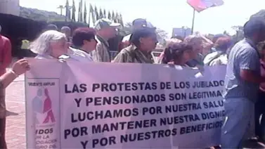 Pensionados y jubilados protestan ante el TSJ por promulgación de Ley de Cestaticket Pensionados y jubilados protestan ante el TSJ por promulgación de Ley de Cestaticket