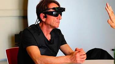 Crean lentes en 3D que le permiten localizar objetos a personas invidentes