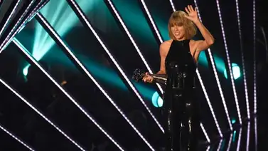 Taylor Swift agradece a su novio Calvin Harris en los iHeartRadio Taylor Swift agradece a su novio Calvin Harris en los iHeartRadio