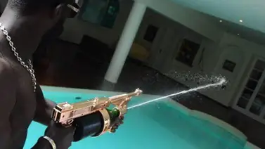 Un arma que dispara champagne es la nueva sensación en Miami (+Video) Un arma que dispara champagne es la nueva sensación en Miami (+Video)