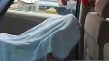 Muere por asfixia niña olvidada por su padre en un carro