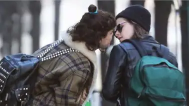 La cantante Soko revela que está "muy enamorada" de Kristen Stewart La cantante Soko revela que está "muy enamorada" de Kristen Stewart