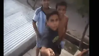 Niños querían tomarse una selfie y terminaron cayendo del techo (+Video) Niños querían tomarse una selfie y terminaron cayendo del techo (+Video)