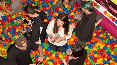 Abren el primer bar con una enorme piscina de pelotas (+Video) Abren el primer bar con una enorme piscina de pelotas (+Video)