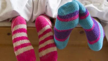Dormir con medias combate el insomnio y mejora el sexo, según estudio