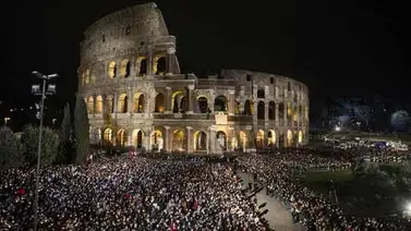 Limosnero del papa donó sacos de dormir a sintecho de Roma durante Vía Crucis Limosnero del papa donó sacos de dormir a sintecho de Roma durante Vía Crucis