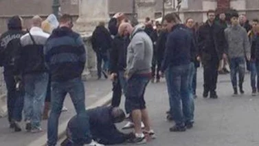 Aficionado checo orina sobre una mendiga en Roma