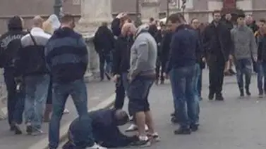 Aficionado checo orina sobre una mendiga en Roma Aficionado checo orina sobre una mendiga en Roma