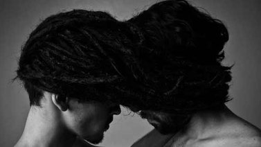 Muestra "Cualidad de estar sin nadie más" derriba los tabúes del desnudo masculino