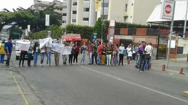 Estudiantes de la Universidad José María Vargas protestan en Los Dos Caminos