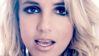 Britney baila coquetamente en una playa misteriosa (+Video)