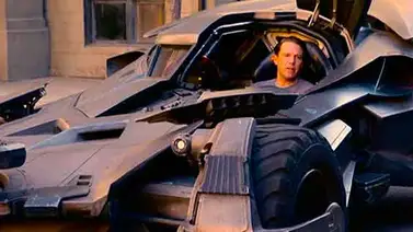 Ben Affleck pasea con los fans en el Batimóvil (+Video) Ben Affleck pasea con los fans en el Batimóvil (+Video)