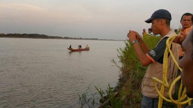 Mueren dos jóvenes al hundirse canoa en Río Apure