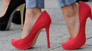 Mujeres con tacones altos entran gratis a una exposición en Rusia