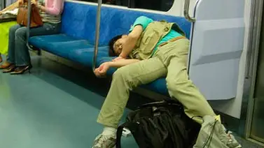 Despertarán a quien se duerma en el metro