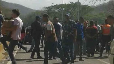 Reportan situación irregular con gandola volcada en la ARC