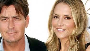 Ex esposa de Charlie Sheen ingresa a un centro de rehabilitación