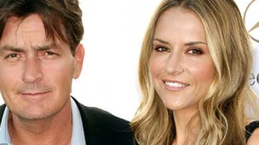 Ex esposa de Charlie Sheen ingresa a un centro de rehabilitación