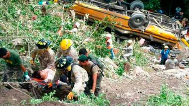 2 personas muertas y 30 heridos al volcarse un autobús en Honduras