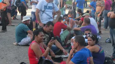 Migrantes cubanos cruzan territorio guatemalteco en travesía a Estados Unidos