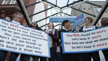 Médicos británicos en huelga tras disputa salarial
